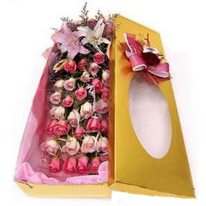 12枝精品艳粉色玫瑰，12枝精品香槟色玫瑰，2朵百合花，